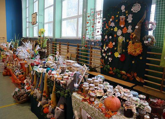 kolorowe stoły w spiżarni