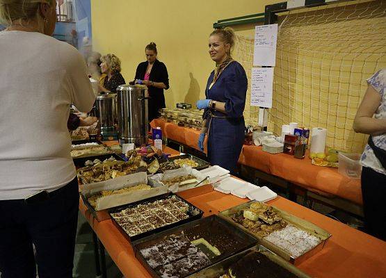 ciasta na stołach w spiżarni