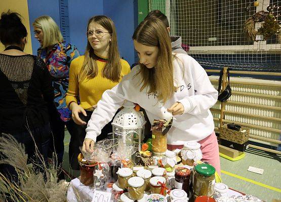 uczennica ustawia słoiczki z przetworami