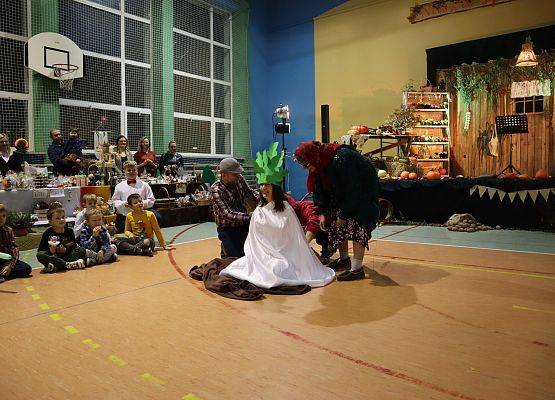 rodzice odgrywają role w przedstawieniu