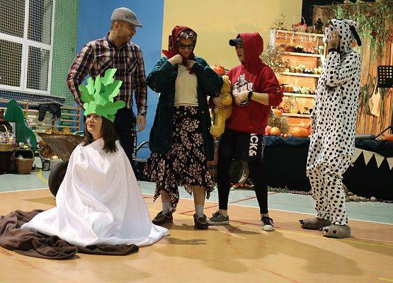 rodzice odgrywają role w przedstawieniu