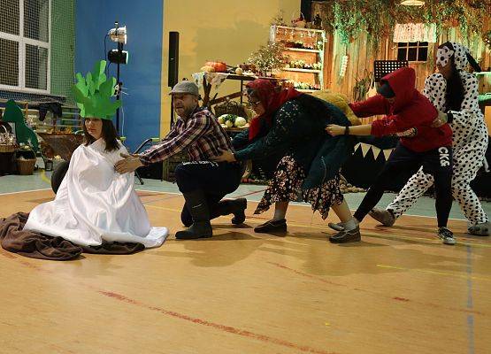 rodzice odgrywają role w przedstawieniu