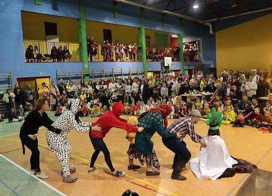 rodzice odgrywają role w przedstawieniu