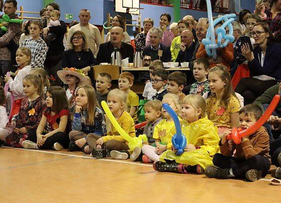 dzieci oglądają przedstawienie