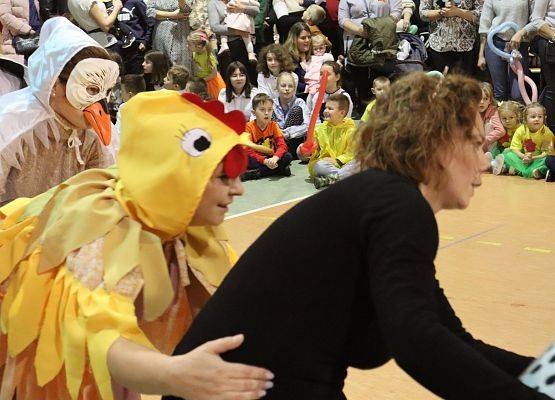 rodzice odgrywają role w przedstawieniu