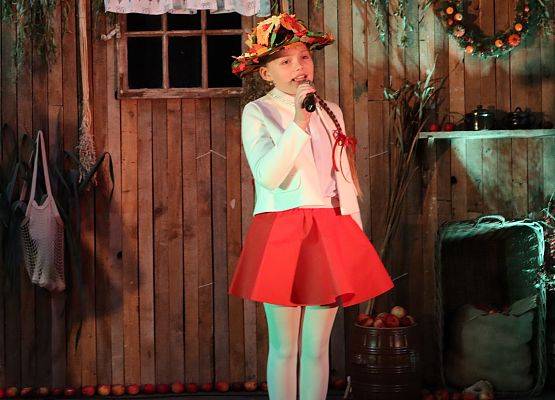 dziewczynka na scenie