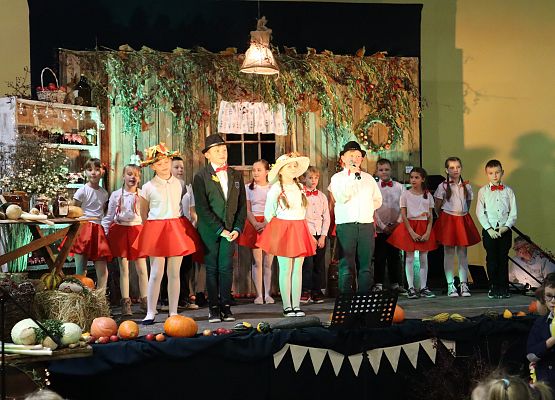 uczniowie występują na scenie