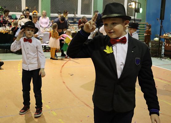 dzieci występują, tańczą