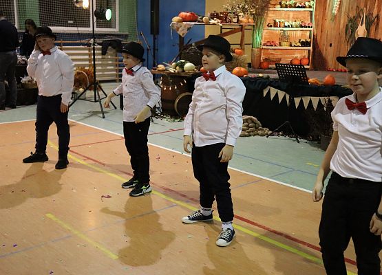 chłopcy występują, tańczą