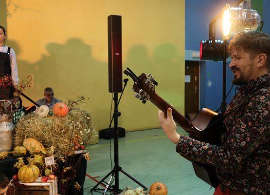nauczyciel z gitarą, uczeninca śpiewa