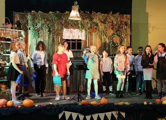 dzieci występują na scenie
