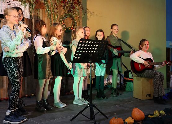 uczniowie występują na scenie