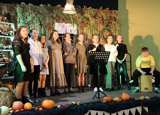 uczniowie występują na scenie