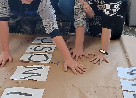 Chłopcy odbijają dłonie