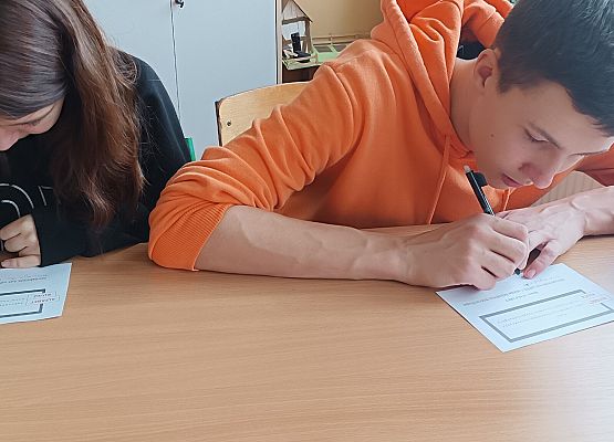 Uczniowie rozszyfrowują hasło