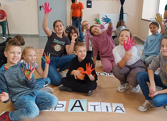 Uczniowie rozwiązują krzyżówkę o tolerancji