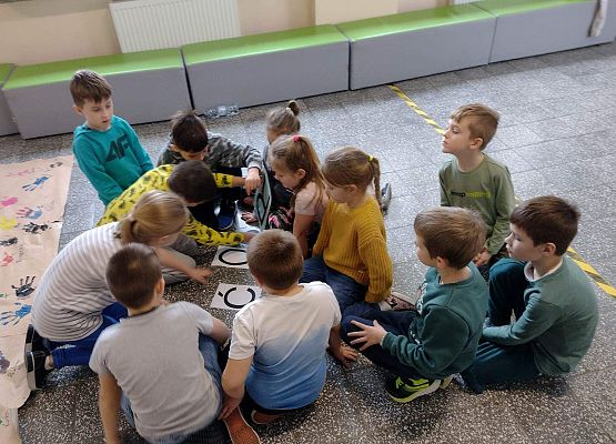 Dzieci układają wyraz z liter