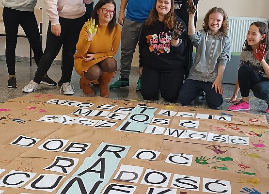 Uczniowie stoją w grupie