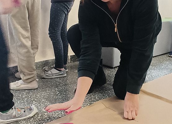 Nauczycielka odciska ślad dłoni