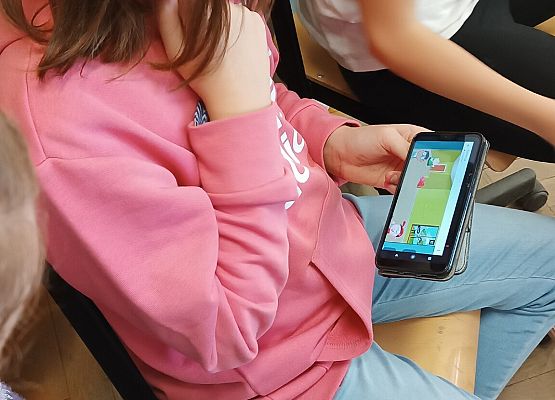 Uczniowie oglądają film o tolerancji