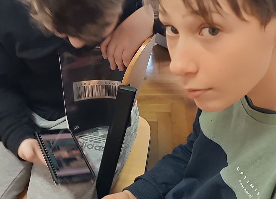 Uczniowie rozwiązują zadanie w telefonie