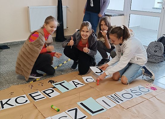 Dzieci układają wyraz z liter