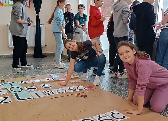 Dzieci układają wyraz z liter