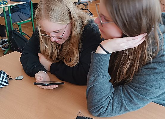 Uczniowie rozwiązują zadanie w telefonie