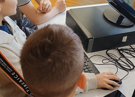 Uczniowie grają w grę komputerową