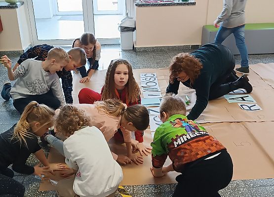 Dzieci układają hasło w krzyżówce