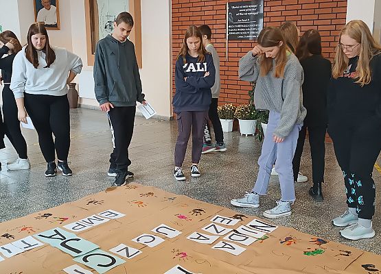 Dzieci układają hasło w krzyżówce