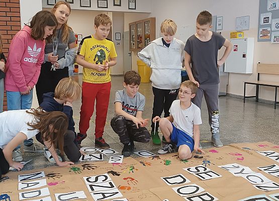 Dzieci układają hasło w krzyżówce