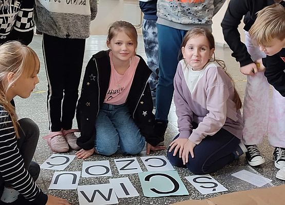 Dzieci układają hasło w krzyżówce