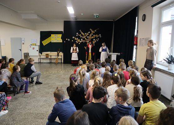 Uczniowie oglądają występ zespołu kaszubskiego