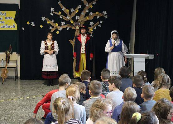 Uczniowie oglądają występ zespołu kaszubskiego