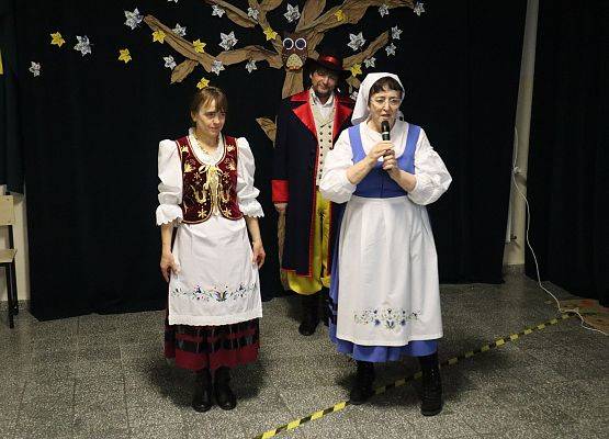 Dwie kobiety i mężczyzna w strojach kaszubskich