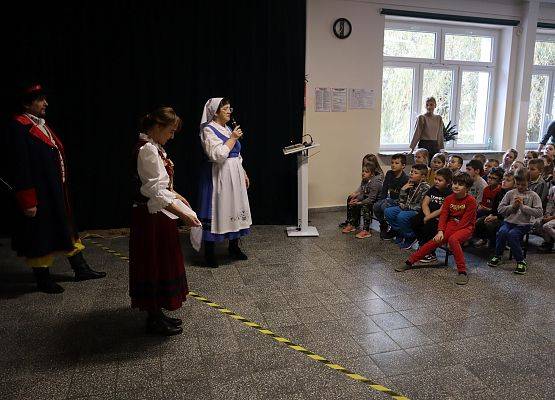 Uczniowie oglądają występ zespołu kaszubskiego