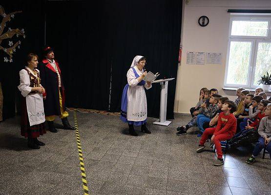 Uczniowie oglądają występ zespołu kaszubskiego