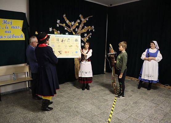 Dyrektor szkoły i uczeń odczytują kaszubskie nuty