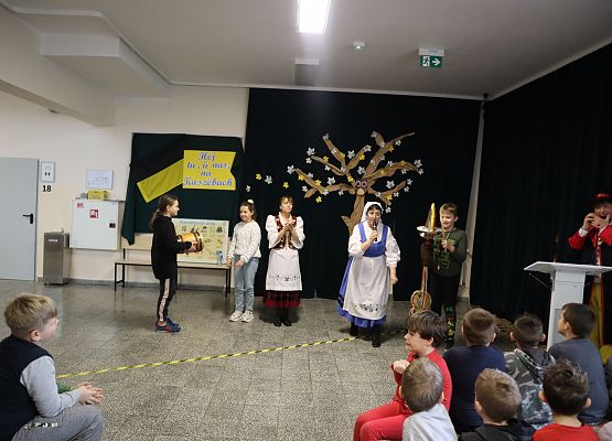 Uczniowie oglądają występ zespołu kaszubskiego