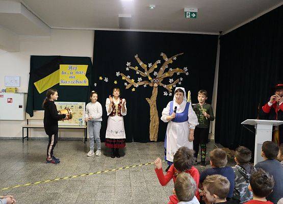 Uczniowie oglądają występ zespołu kaszubskiego
