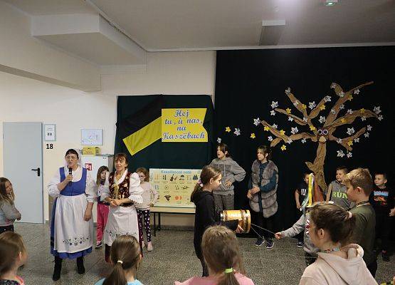 Uczniowie oglądają występ zespołu kaszubskiego