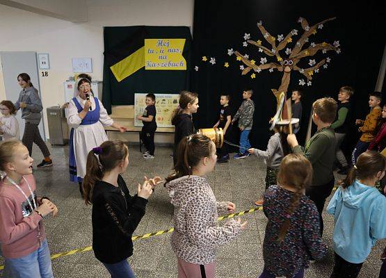 Dzieci tańczą w kółeczku