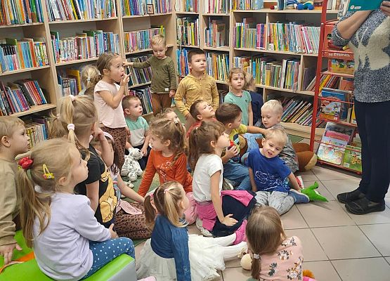 Dzieci patrzą na książkę