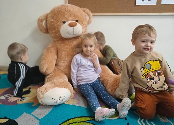 Dzieci przytulają się do misia