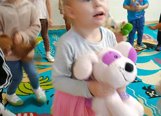 przedszkolaki tańczą z maskotkami