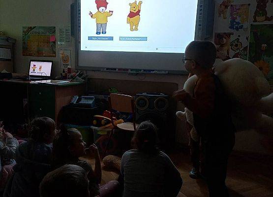 dzieci oglądają prezentację o misiu