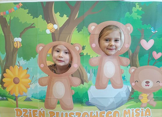 dzieci pozują do zdjęcia w makiecie z misiem