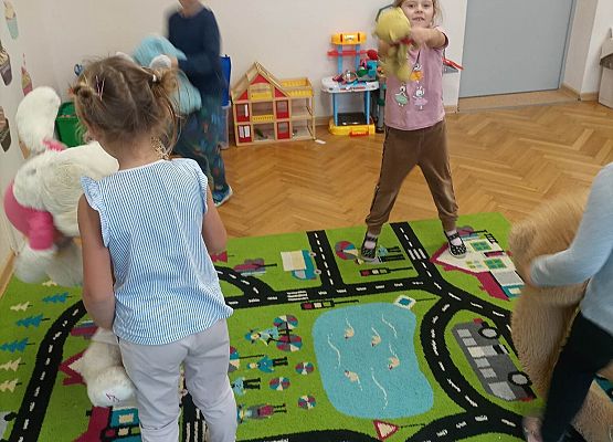 dzieci tańczą z misiem