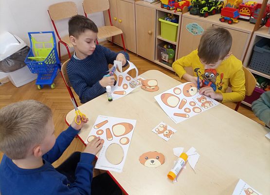 dzieci wykonują prace plastyczne